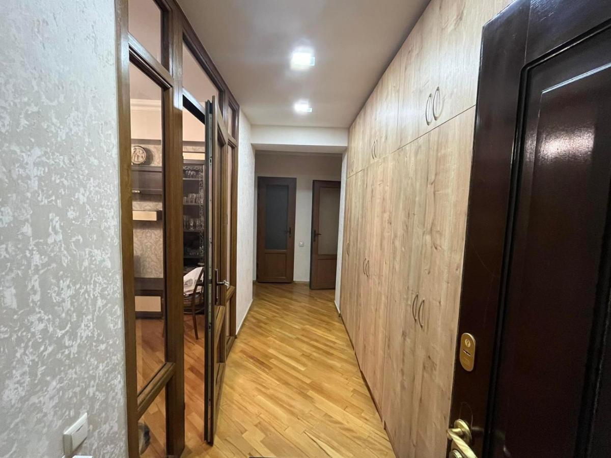 Large Cozy Apartment On Beginning Of Komitas Ave Yerevan Bagian luar foto
